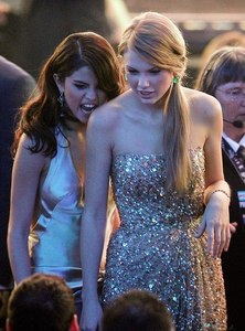  TIE BREAKER ROUND ! BLACK10 VS FAMENATS the round is to post a horrible / strange pic of Selena with Taylor snel, swift like this one : )