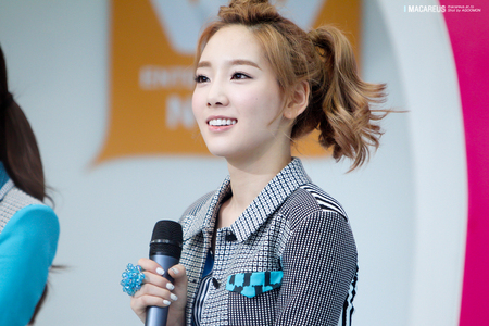  Post a picture of Taeyeon.