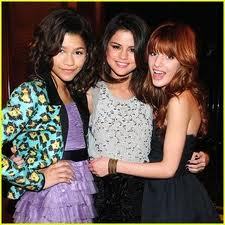  Why did ディズニー ask Selena to sing the shake it up theme song and not Zendaya または Bella.