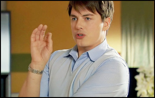  Post a picture of an actor where hes doing a hand gesture.