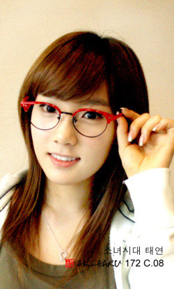  Post a picture of Taeyeon with glasses.