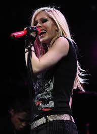  Post a pic of Avril performing at a konser (props)