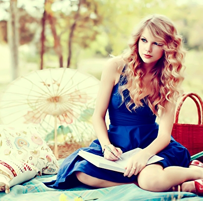 Post pic of Taylor with her Curly Hair ! PROPS