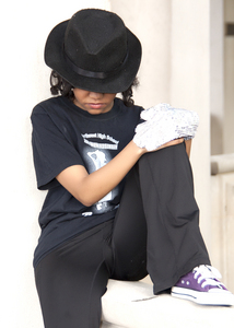  I sure hope I'm not kinda the only one who does but...does anybody here got a picture of yourselves dress like michael?! If so...let me see 당신 with the mj look! If 당신 don't, that's ok. 당신 can just post a pic of yourself in casual form if 당신 want.