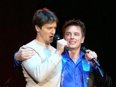  Post a picture of an actor with someone singing.