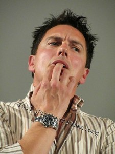  Post a picture of an actor where hes chewing something.