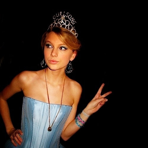  ¸¸.•*¨*♥•♥°Post a picture of Taylor veloce, swift doing Peace/Heart sign ¸¸.•*¨*♥•♥°
