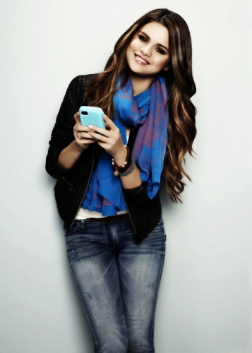  <selena gomez contest> post a pic of selena with her mobile...