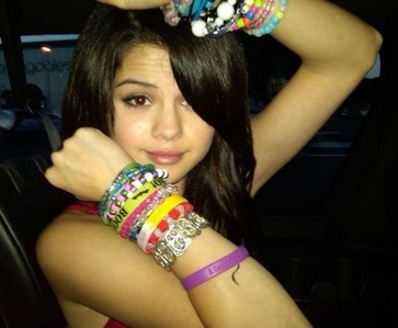 Post a pic of Sel wearing many accessories ^_^