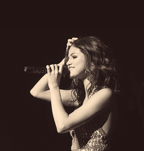 ________CONTEST  15_______ POST A PIC OF SELENA  WITH A MICROPHONE !!!