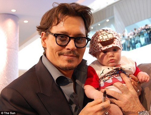  Post a picture of an actor with some child .