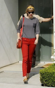  Post a Pic of Taylor Wearing Red Pants + Sunglasses!!
