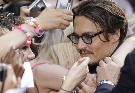  Post a picture of an actor being mobbed par fans