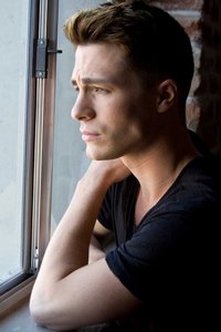  Post a picture of an actor looking away.