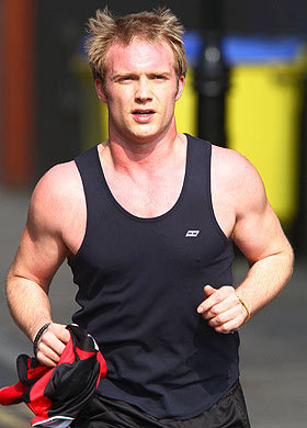  Post a picture of an actor running.