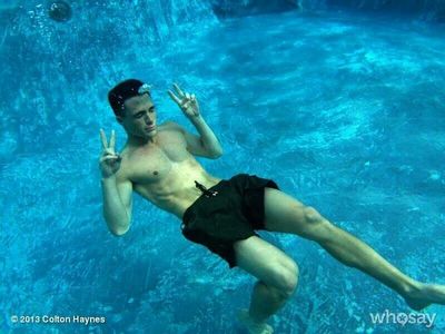  Post a picture of an actor underwater.