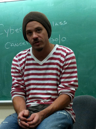  Post a pic of your actor in a classroom.