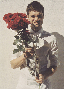  Post a picture of an actor with flowers.
