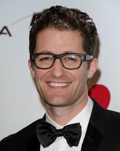  Post a picture of an actor wearing eyeglasses
