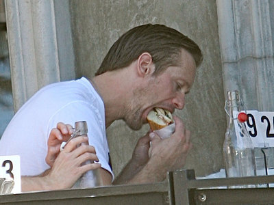  Post a pic of your actor eating.