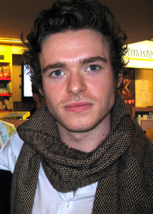  Post a picture of an actor wearing a scarf.