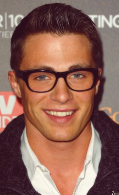  Post a picture of an actor wearing glasses.