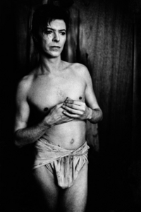  Post a black and white Bowie pic.