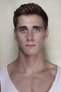  Post a picture of an actor hoặc model who has nice eyes.