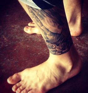  Post a pic of an actor অথবা singer প্রদর্শিত হচ্ছে his feet.