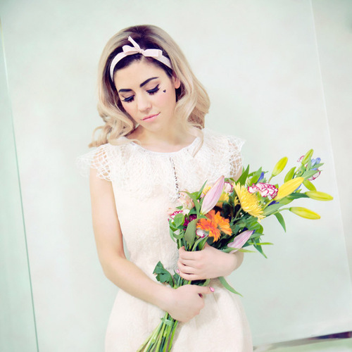  Post a pic of marina with fleurs <3