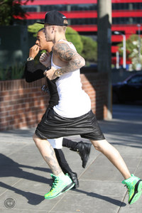  Post a pic of an actor oder singer running.