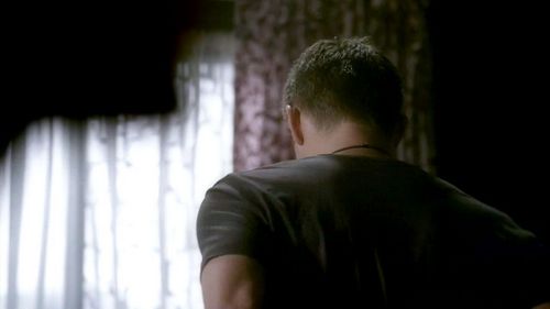  Post a pic of your actor's back.