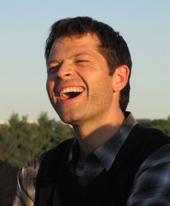  Post a pic of your actor laughing.