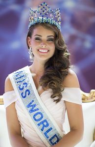  Which डिज़्नी Princess does Current Miss World Rolene Strauss from South Africa looks like???