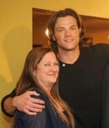  Happy Mother's Day!~ Post a pic of your actor with his mother.
