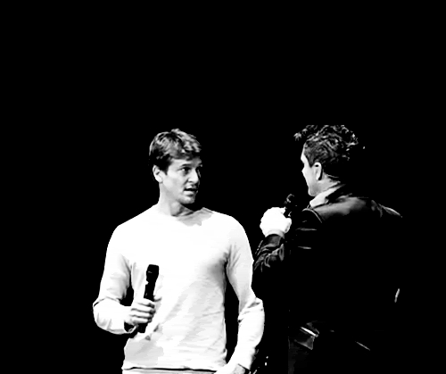 Post a pic of John Barrowman with his husband/