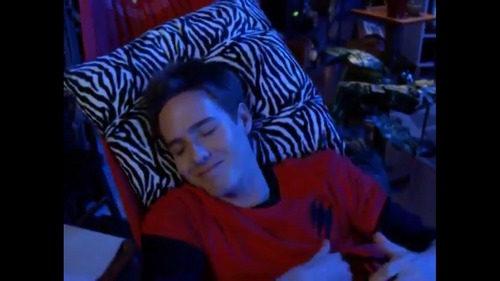  Post a pic of your actor smiling at his sleep
