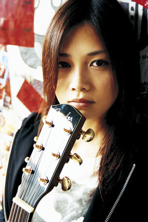  YUI promoting the single