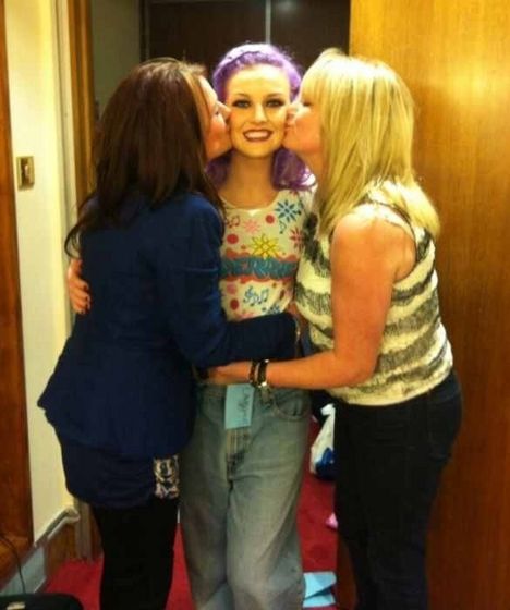  Perrie with Zayn's mum and her mum. ♥
