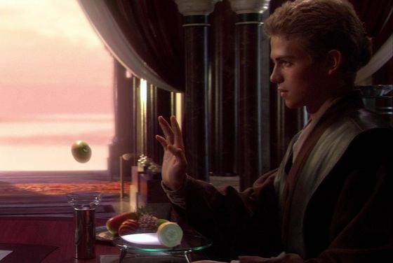 Anakin using Telekinesis to mover a frutas