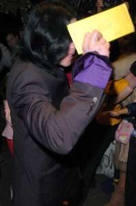  Michael Shielding Him And Maris From The Paparazzi