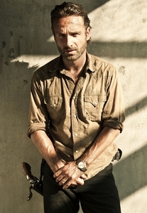  Andrew ইংল্যাণ্ডের লিংকনে তৈরি একধরনের ঝলমলে সবুজ রঙের কাপড় plays "The Walking Dead" central character Rick Grimes.