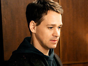  THORN IN ELI'S SIDE T.R. Knight makes his debut as Jordan Karahalios, a political advisor who joins Peter's campaign.