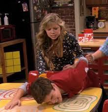  How Flora was pinned (From icarly)