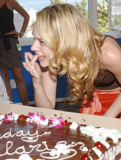  Look, even your idol has come to taste the awesome cake the best bakers ever baked for ya! ;D