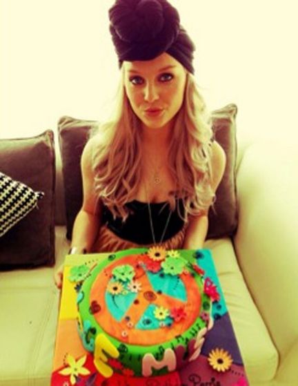  A cake nd many wishes from Perrie for u