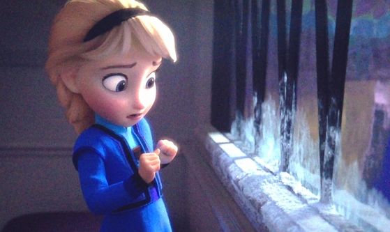  Elsa held back a scream as the glass turned to ice beneath her hand.