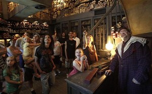  Harry Potter 粉丝 enjoy Olivander's Wand 商店 at the wizarding theme park in Orlando