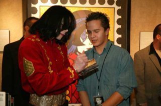  Signing Autographs For The 粉丝