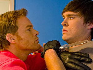  THE SINCEREST FORM OF ANNOYANCE: 《嗜血法医》 (Michael C. Hall) tries to convince Zach (Sam Underwood) to stop imitating him.